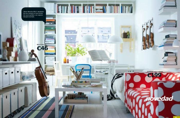 Estanterias alrededor de ventana