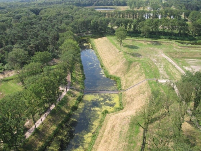 Arquitectura invisible: un puente a ras del agua por el estudio RO&AD