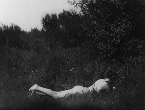Self-portrait 1906 de imogen cunningham Self-portrait 1906 imogen cunningham autorretrato desnuda cesped