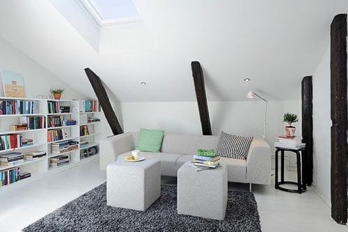 fotografia decoracio atico usado como sala de esatr sofa mesitas blancas