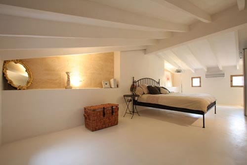 fotografia decoracion atico usado como dormitorio