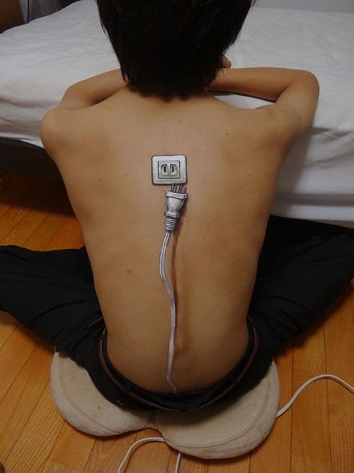 trabajo body art enchufe espalda chico artista japonesa choo san