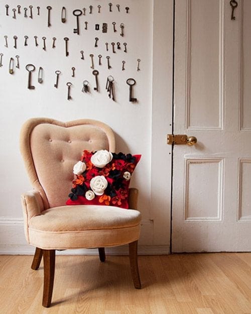 decoracion pared llaves antiguas colgadas