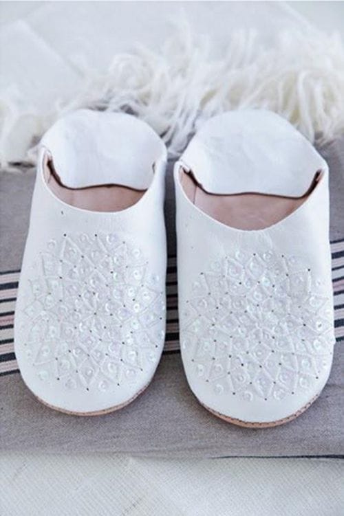 detalles zapatillas marroquis blancas