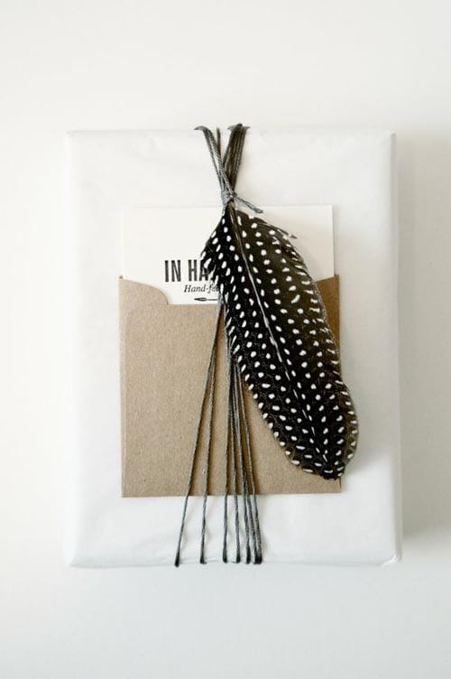 regalo decorado pluma