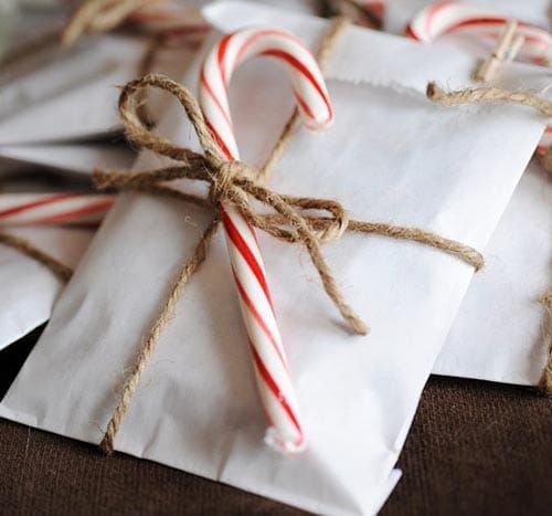 regalo decorado bastones caramelo