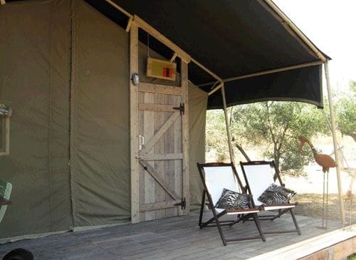 detalle exterior lodge africano