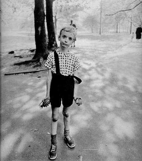 niño jugando una granada fotografa diane arbus