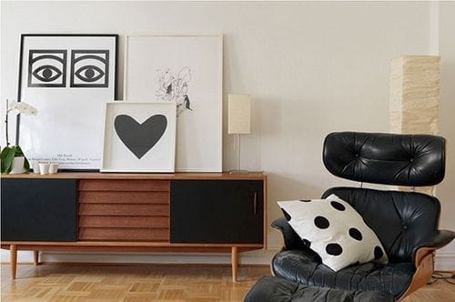 Salón en blanco y negro de diseño escandinavo.