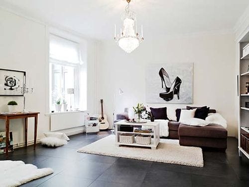 Salón blanco y negro de diseño escandinavo. 