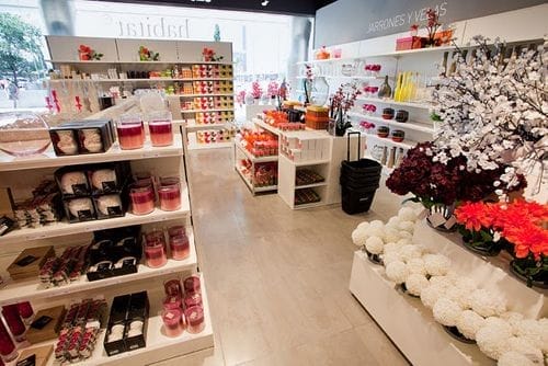 interior tienda habitat estanterias globedia.com