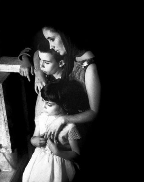 Elizabeth Taylor y sus hijos por Eve Arnold.