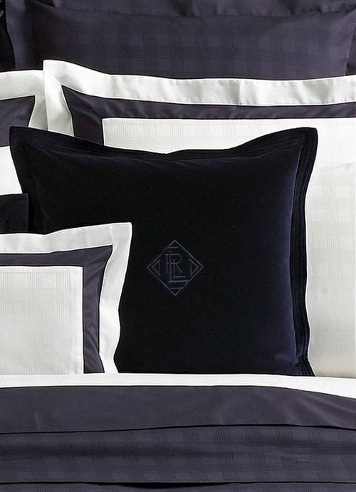 cojín negro de terciopelo.