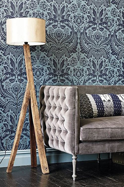 Sofá de terciopelo en color camel.