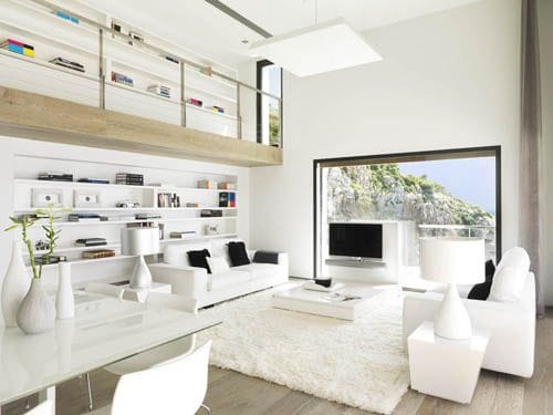 Una casa moderna y minimalista con vistas al mar