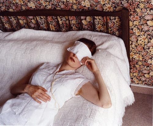 fotografia mujer reclinada artista aino kannisto