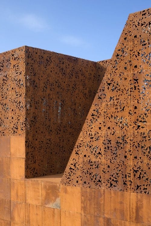 fachada exterior efecto oxido caixaforum madrid pinterest