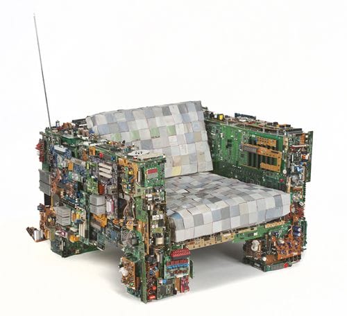 sillon hecho con piezas de ordenadores recicladas