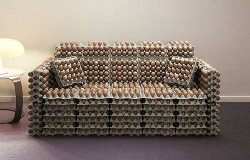 sofa original hecho de cartones de huevos