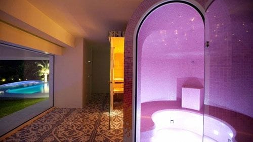 son vida sauna violeta vista desde pasillo