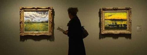 mujer en sala museo