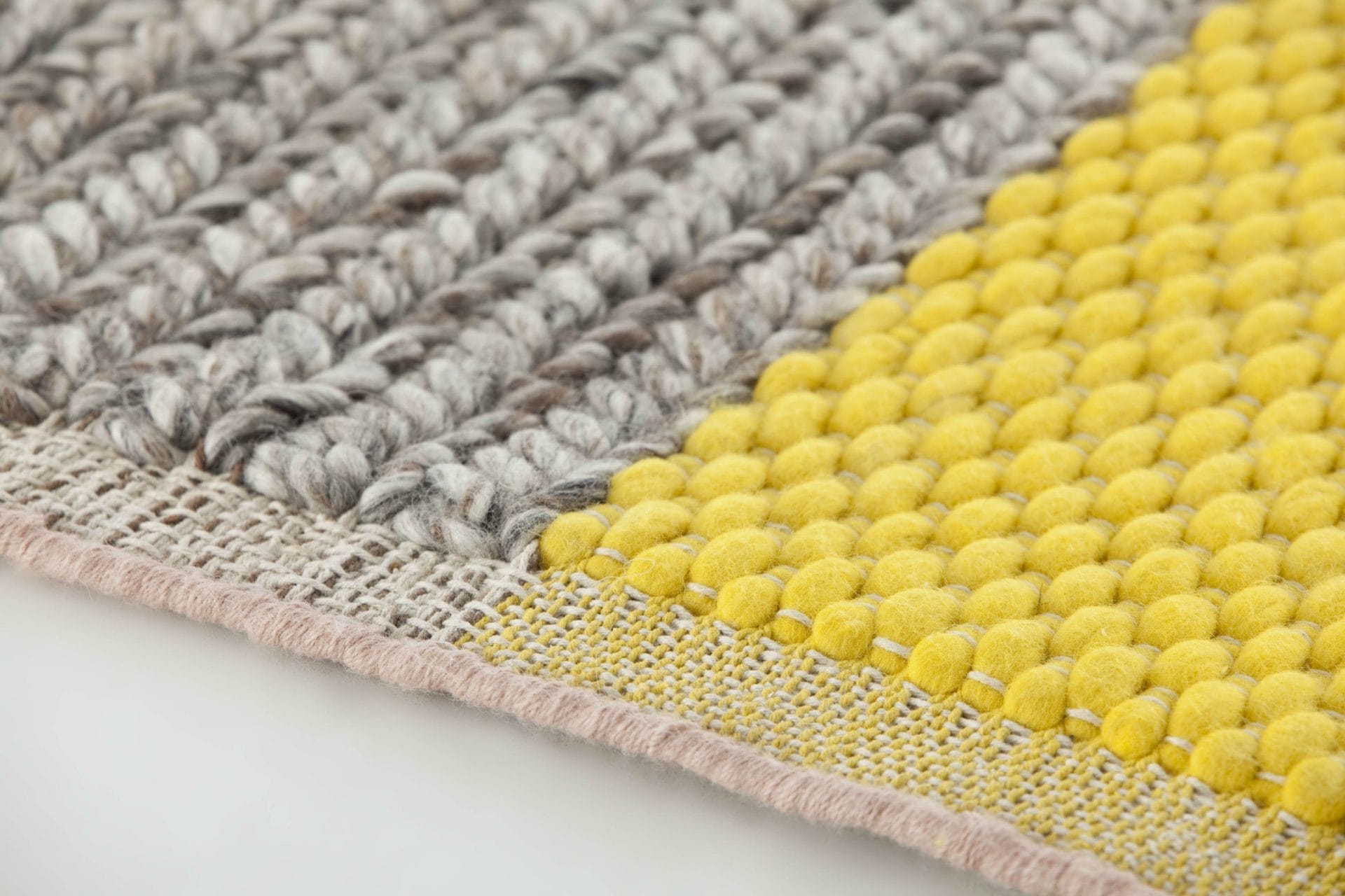 alfombra gris y amarillo