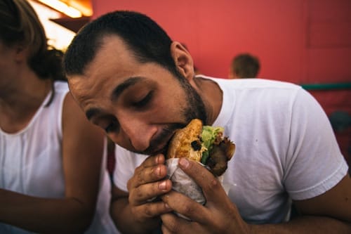 hank buttita comiendo