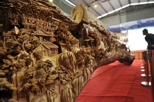 Imagen detalle de la escultura de madera de Zheng Chunhui