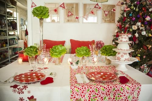 Mesa navideña en rojo, blanco y verde
