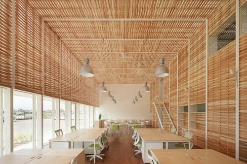 Una oficina de mimbre con artesanía popular