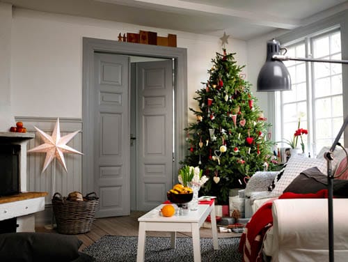 Salón con decoración navideña