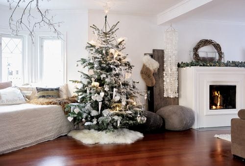 Salón con árbol navideño