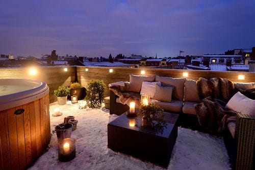 Terraza iluminada con suelo nevado