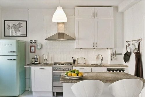 cocina blanca con smeg azul