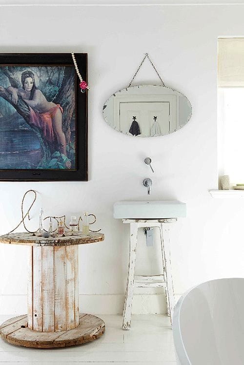 Decoración con bobina como mesa auxiliar