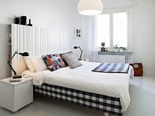 Dormitorio blanco con textiles de color
