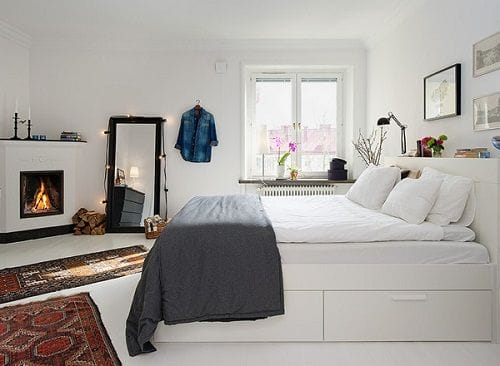 Dormitorio escandinavo con cama alta