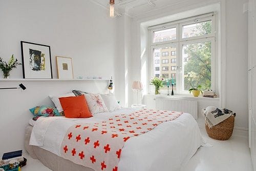 Dormitorio nórdico con toques de color