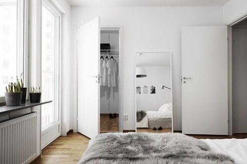 Dormitorio nórdico con ventanales