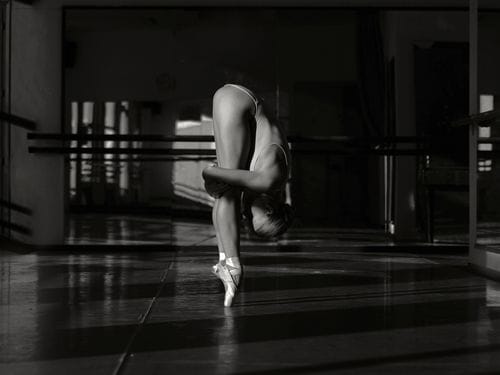 bailarina en blanco y negro