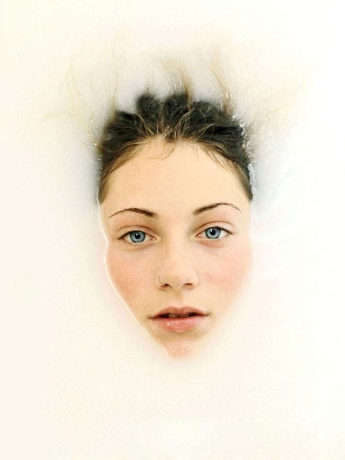 retrato de joven inmersa en agua