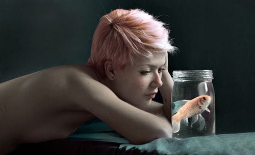 retrato de una joven contemplando un pez