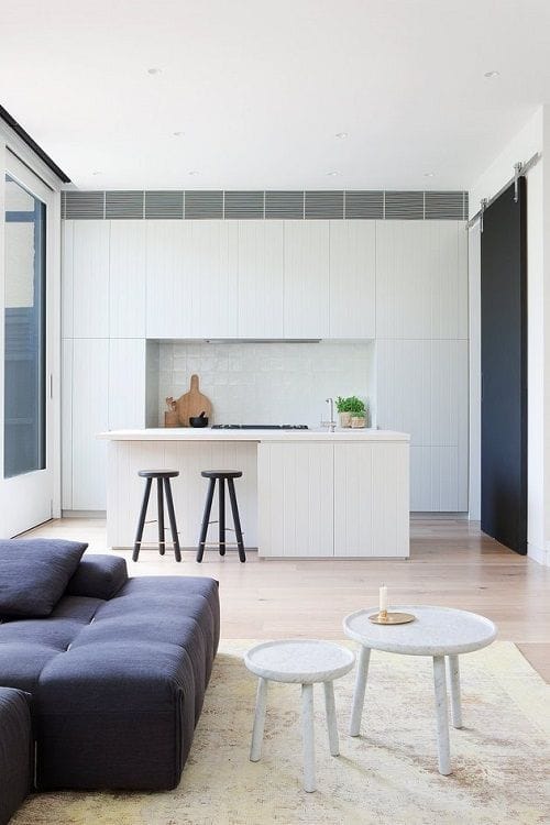 Cocina y salón en blanco