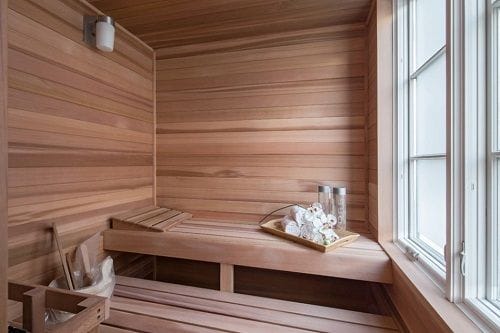 Sauna de madera incorporada al apartamento