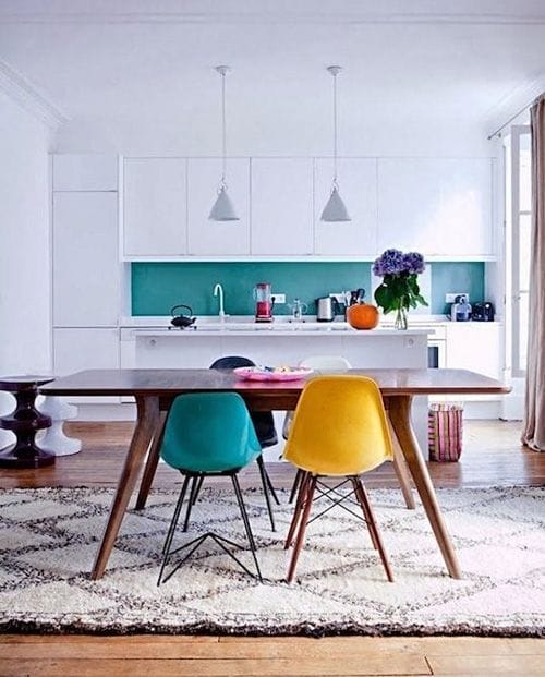 cocina de estilo parisino con un toque de color