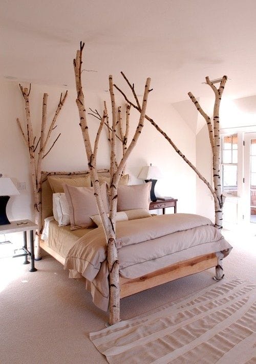 cama decorada con troncos