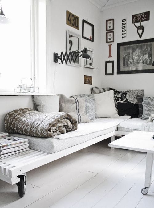 sofa con palets interior con ruefas