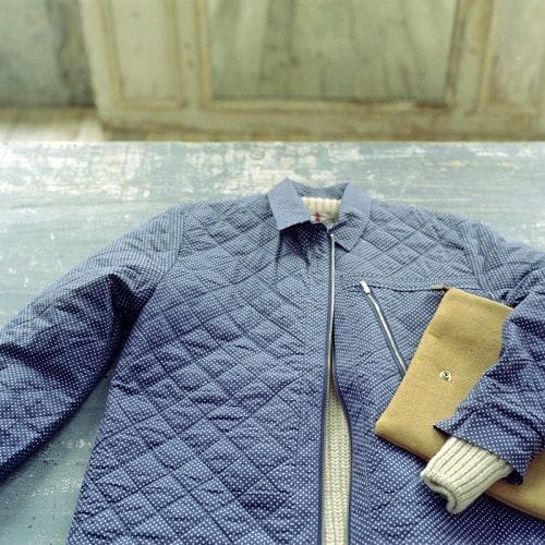 Abrigo azul con bolso de piel