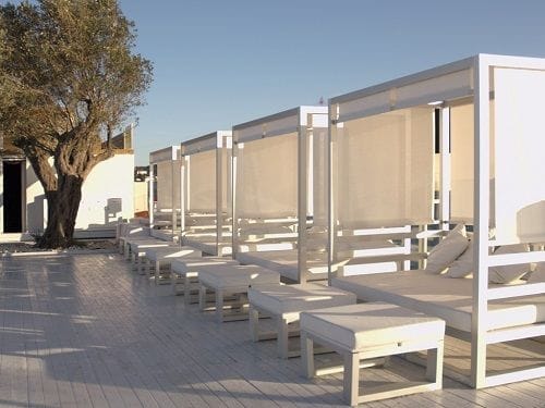 Camas-hamaca en la piscina