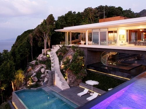 Casa con piscina en un acantilado